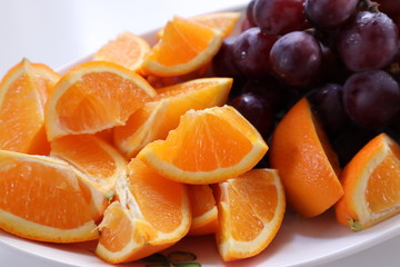 Obraz na płótnie Canvas フレッシュな葡萄とネーブルオレンジ