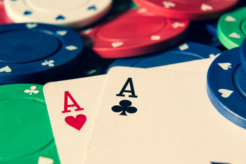 Zwei Asse - Pokerkarten und Chips