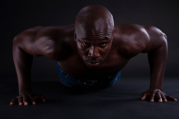 Afroamerikanischer Mann macht Liegestütze