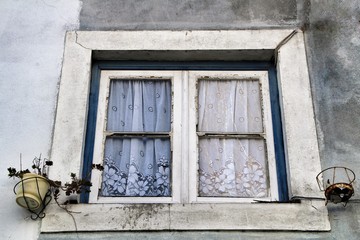 Fototapeta na wymiar Old and colorful facade in Lisbon