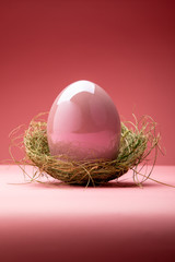 Osterei im Körbchen