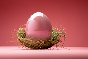 Rosa Osterei in Körbchen