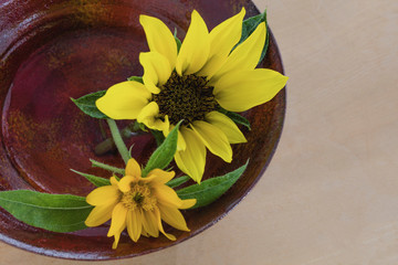 陶器の器とヒマワリの花