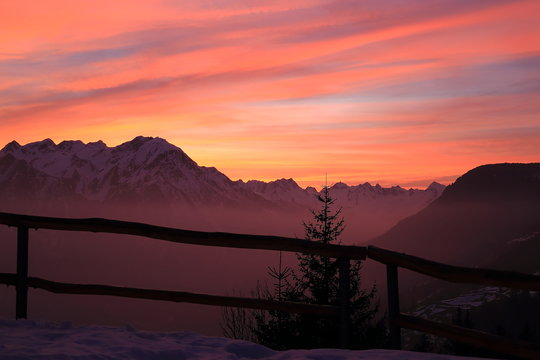 Colori del tramonto a Car&igrave;, Valle Leventina, Svizzera
