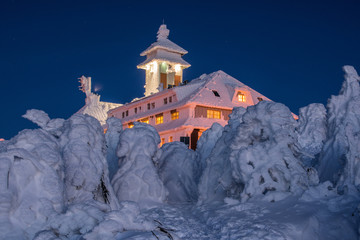 Fichtelberghaus Oberwiesenthal in der blauen Stunde, Erzgebirge Sachsen, Schnee, märchenhafter...