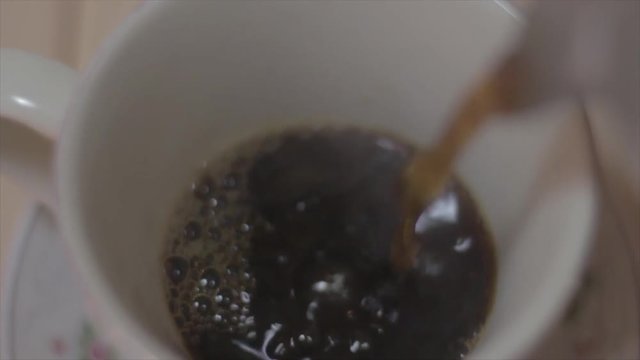 caf&eacute; caliente en una taza blanca 