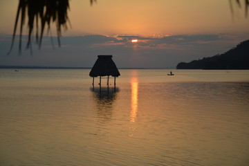 Coucher de Soleil Lac Peten Itza El Remate Guatemala