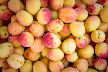A group of ripe peaches