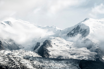 Le Mont-Blanc et le dôme du Goûter dans les nuages