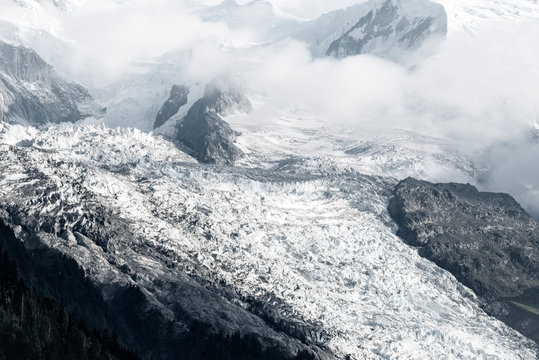 Glacier des Bossons dans les alpes au-dessus de Chamonix