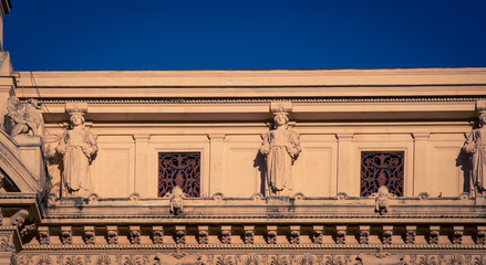 Fototapeta premium Statues on a wall Naples