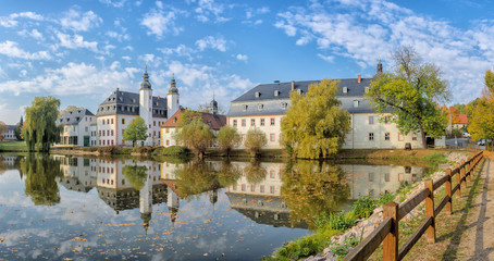 Fototapeta na wymiar Schloss Blankenhain in Sachsen, Schloss mit Spiegelung als Panorama