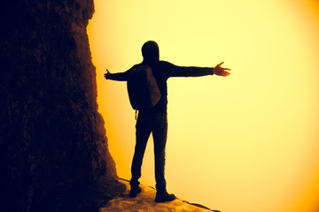 Obraz na płótnie Canvas traveler man in rock with fog