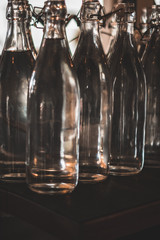 Glasflaschen hinterleuchtet Reihe