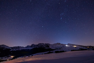 Fototapeta na wymiar Sternenhimmel über den winterlichen Bergen