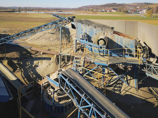 Elements of equipment for the extraction and sorting of rubble. Production of construction materials. Metal construction for working with stone and rocks. Slag of gravel under the conveyor belt