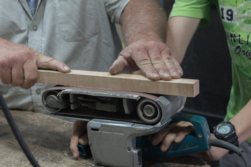 Lijando madera con lijadora de banda 