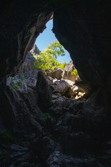 Eingang Ausgang dunkle Höhle