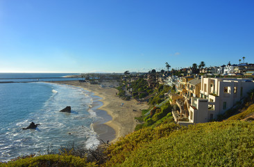 Fototapeta na wymiar Scenic view over a beach in Corona del Mar, near Los Angeles, california, with the pacific ocean and real estates with ocean view