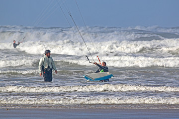 Naklejka premium kitesurfer under instruction in the sea