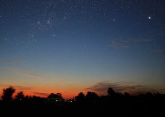 Naklejka premium siluetas campo ciudad atardecer amanecer estrellas