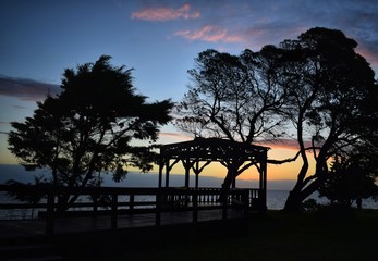 atardecer siluetas gacebo mar arboles nuves cielo 