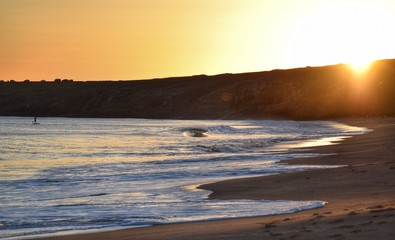 silueta atardecer playa mar paddle olas