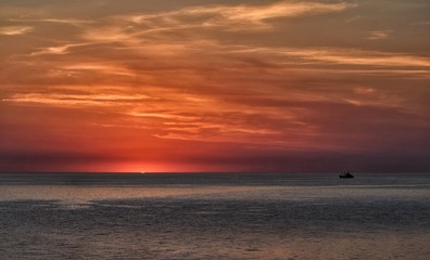 paisaje mar atardecer bote barco