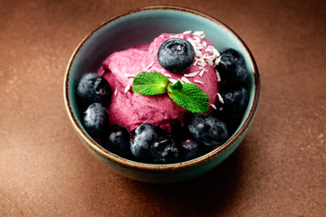 blaubeer eis mit minze