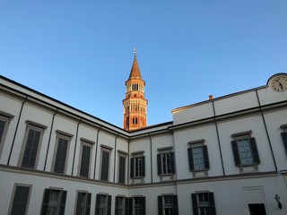 Milano, chiostro e campanile della Chiesa di Sant'Antonio Abate