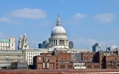 Obraz premium Beautiful London seen during a city tour along thames river and famous architecture