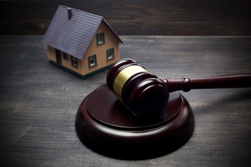 Obraz premium Real Estate Auction. Gavel and house on dark wooden background