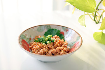 小皿に入れた納豆