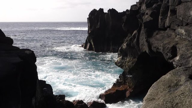 schroffe Felsk&uuml;ste an der Ponta  da Ferraria