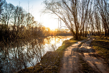  teploye utro vozle lesnoy reki 29/5000 warm morning near the forest river
