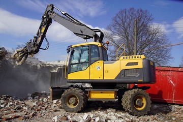 Radlader beim Abbruch eines Hauses
