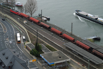 Güterzug Nähe Koblenz und Schiff auf dem Rhein und Verkehr auf der Bundesstraße 42 - Stockfoto