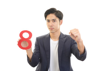 数字の８を持つ男性