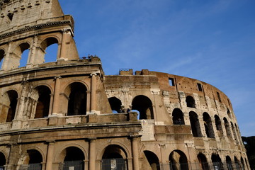Naklejka premium ancient colosseum in rome on blue sky background 