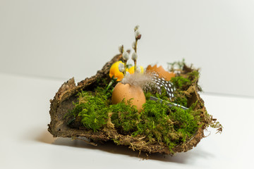 Osterdekoration Baumrinde und Eierschalen