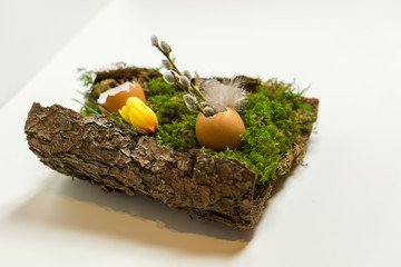 Osterdekoration Baumrinde und Eierschalen