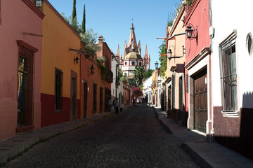 Obraz premium A street in the historic center, San Miguel de Allende, Guanajuato, Mexico.