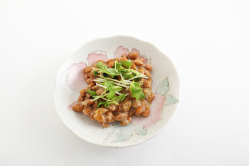 小皿に入れた納豆