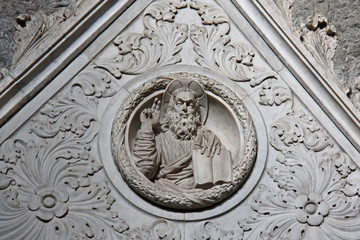 Cristo benedicente; tondo in rilievo nella Cattedrale di San Lorenzo a Genova
