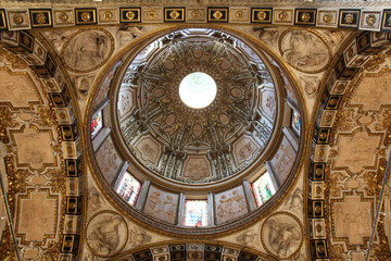 Fototapeta na wymiar lla cupola della Cappella di San Giovanni Battista nella Cattedrale di Genova