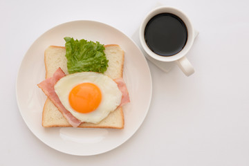 Fototapeta premium 食パンと目玉焼きにコーヒー