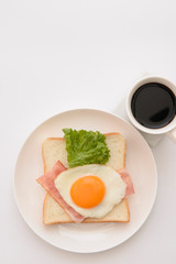 食パンと目玉焼きにコーヒー
