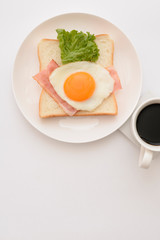 食パンと目玉焼きにコーヒー