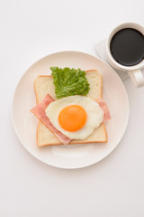 Fototapeta premium 食パンと目玉焼きにコーヒー