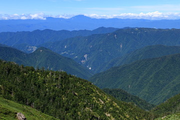 南アルプス光岳への道　縦走路から見える遠山郷下栗の里　恵那山